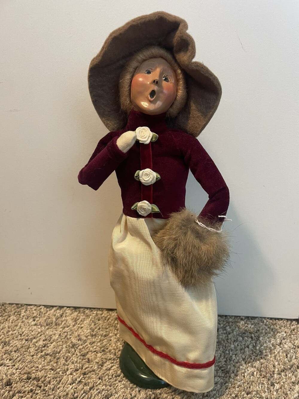 Vtg Byers' Choice Ltd. The Carolers 1995 Lady with Large Hat Figurine Christmas